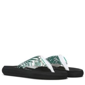 New  Rocket Dog Spolight flip flops.